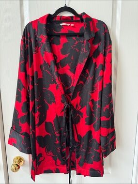La Vie En Rose Red and Black Floral Satin Tie-Front Robe